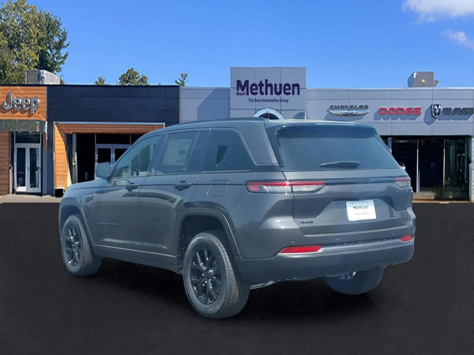New 2026 Baltic Gray Metallic Clear-Coat Exterior Paint Jeep Laredo Altitude image 4
