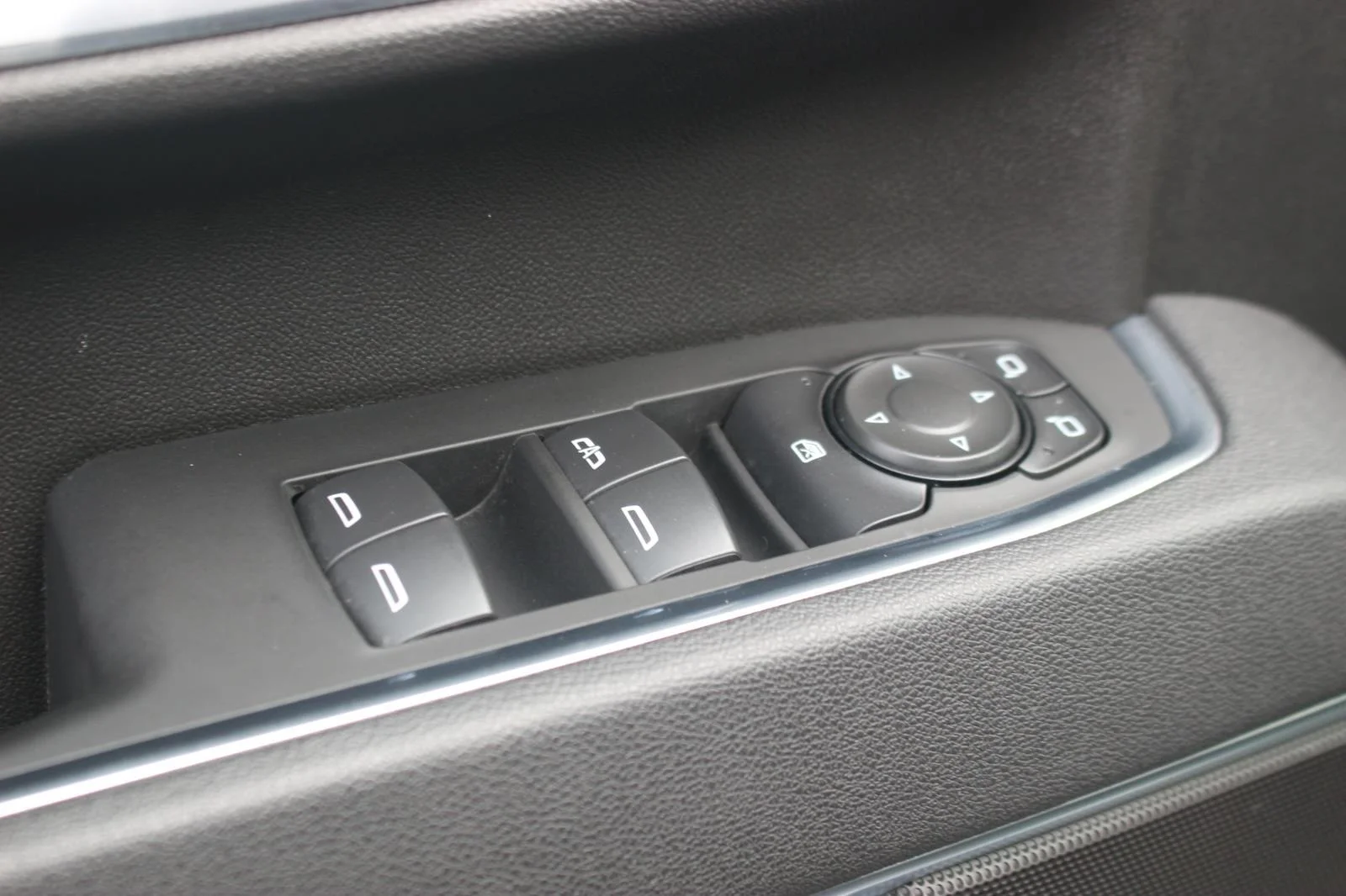 Used 2025 Summit White Chevrolet LT image 18