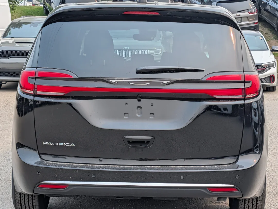 New 2027 Black Chrysler Select - - FWD - Stow n Go Seating - Adaptive Cruise - Apple CarPlay & More! image 7