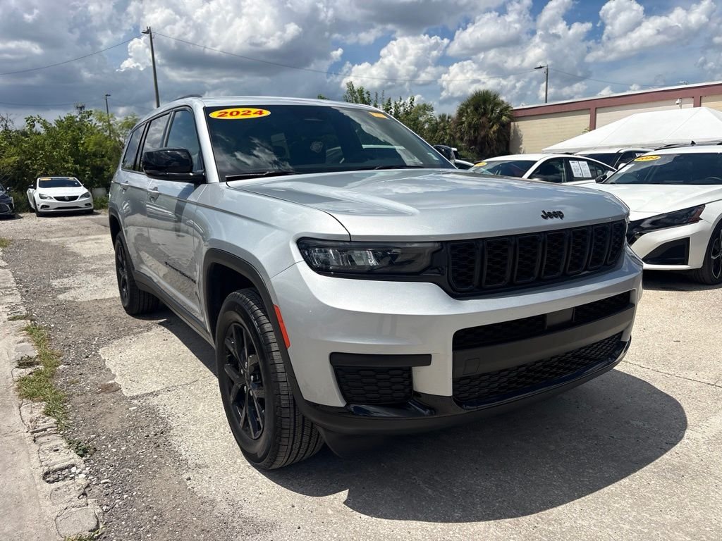 Used 2024 Silver Jeep Altitude image 1