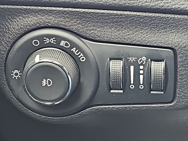Used 2019 Gray Jeep Latitude image 18