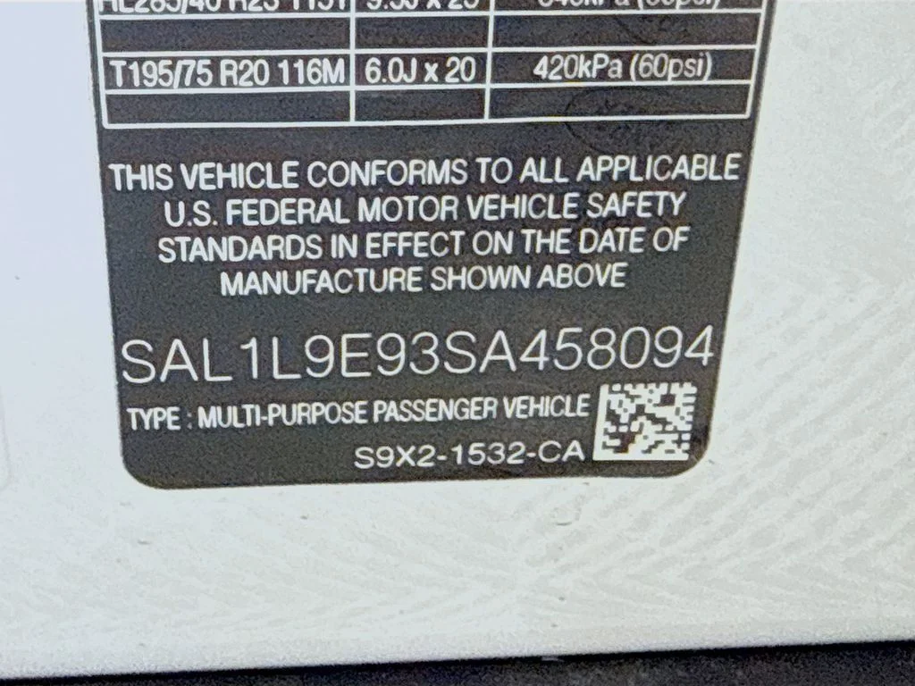 Certified Used 2025 White Land Rover Dynamic SE image 34
