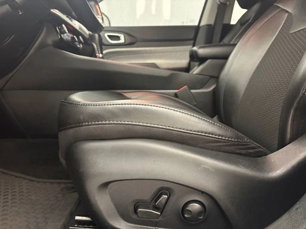 Used 2022 Gray Jeep Latitude image 27