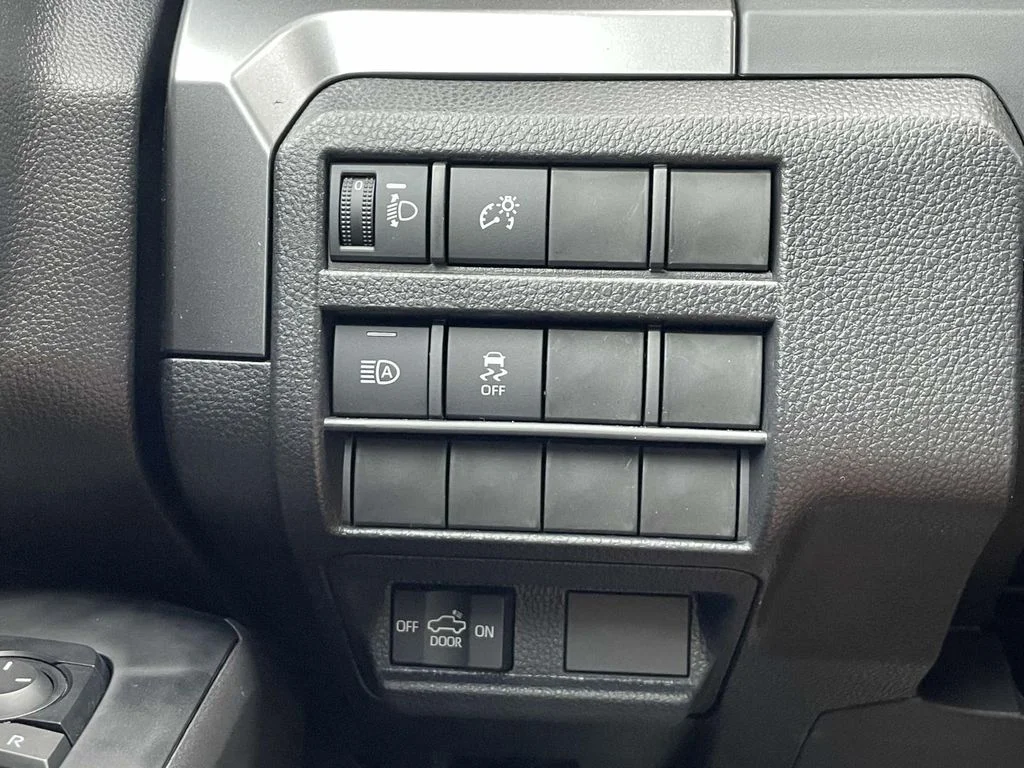 2025 Toyota Tacoma SR5 - Photo 15