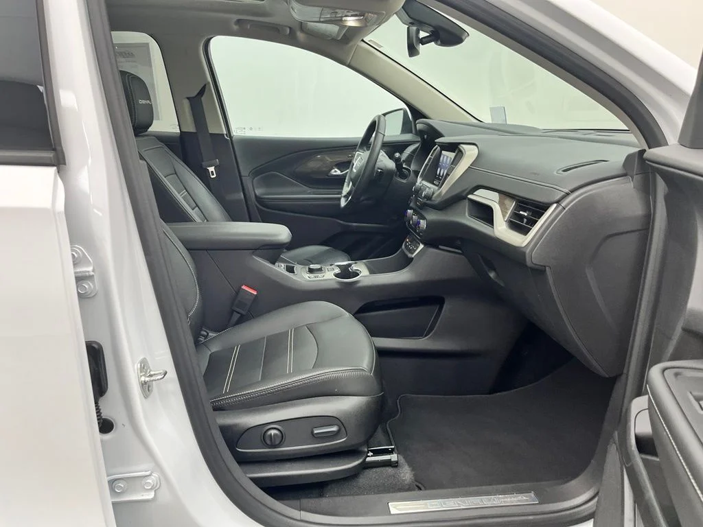 Used 2024 White GMC Denali image 34
