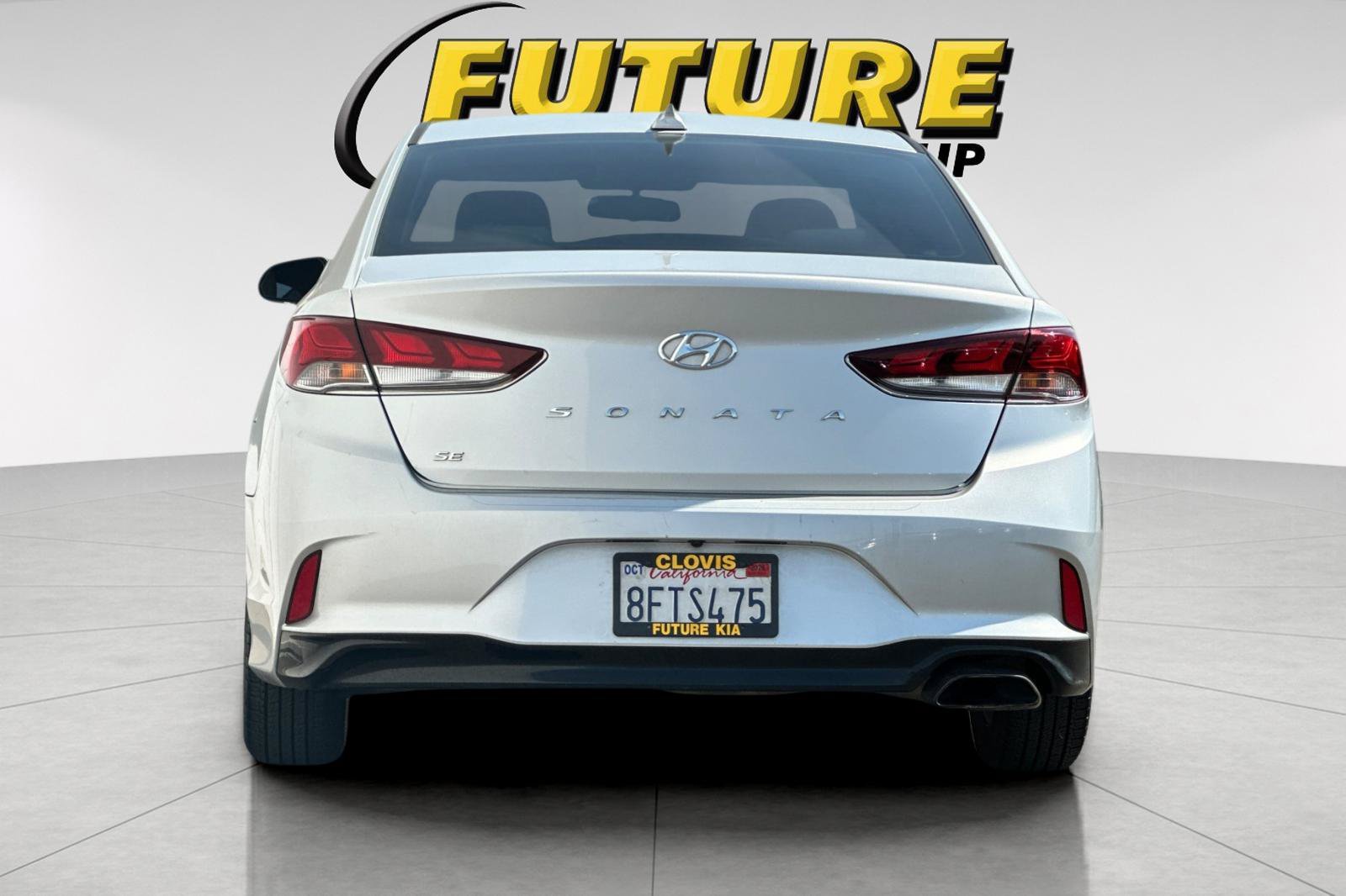 Used 2018 Silver Hyundai SE image 5