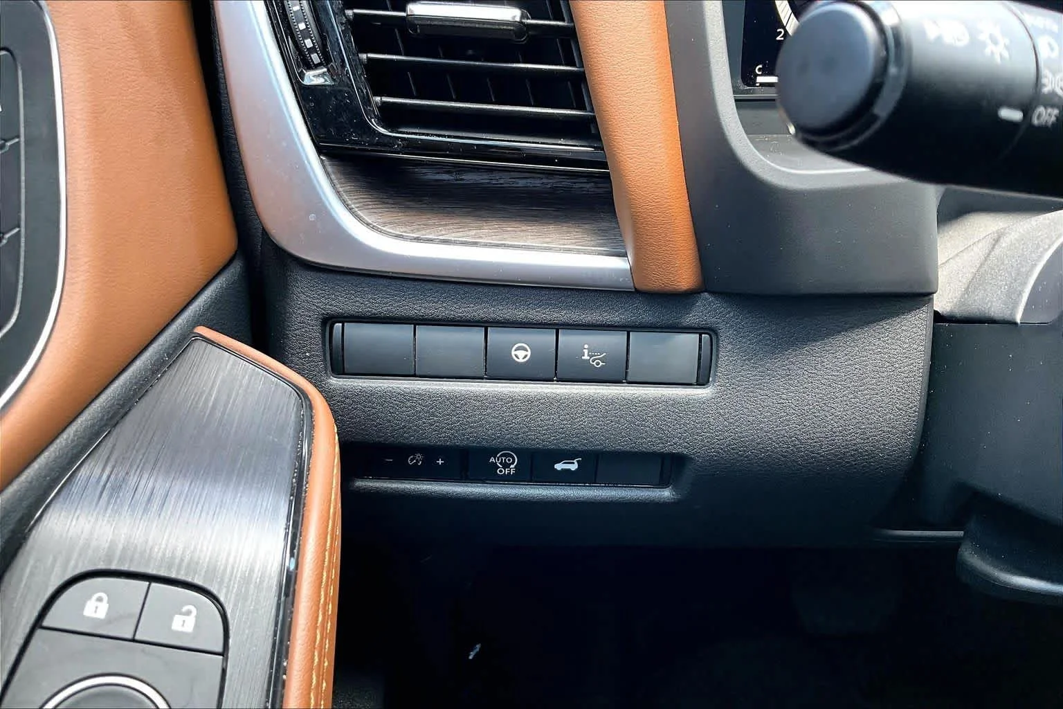 Used 2025 Everest White Pearl Nissan Platinum image 34