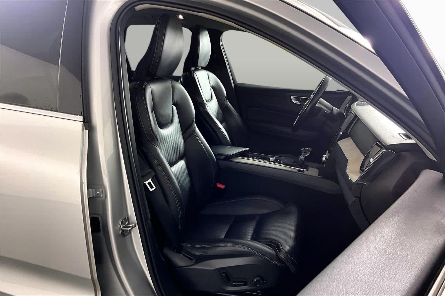 Used 2021 Bright Silver Metallic Volvo Inscription image 9