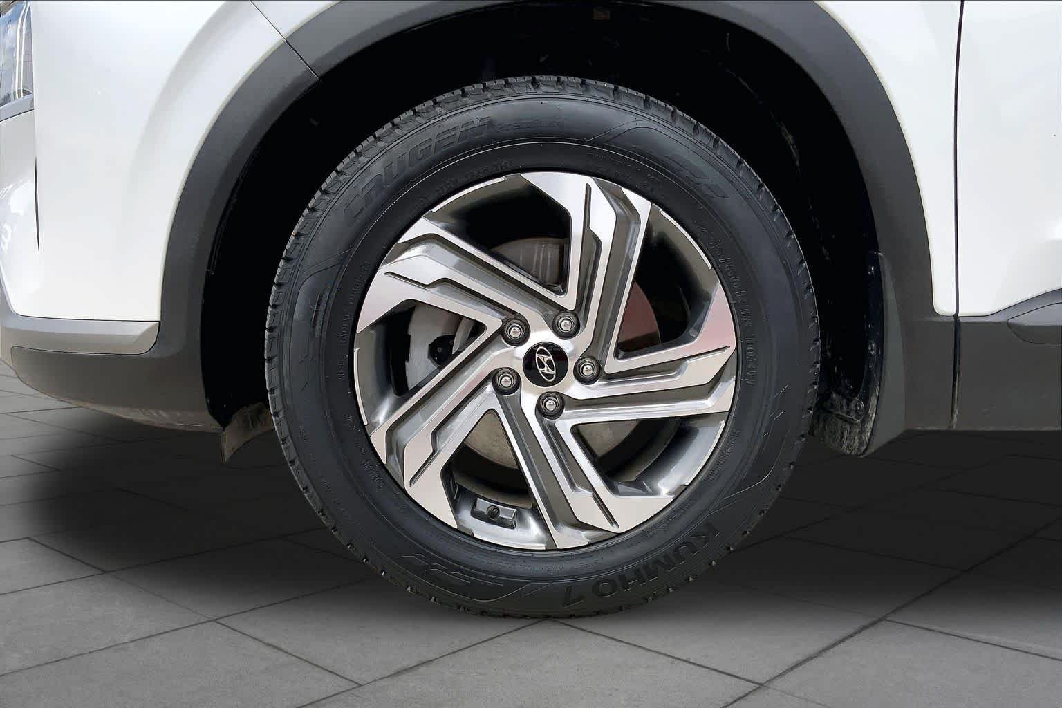 Used 2021 Quartz White Hyundai SE image 10