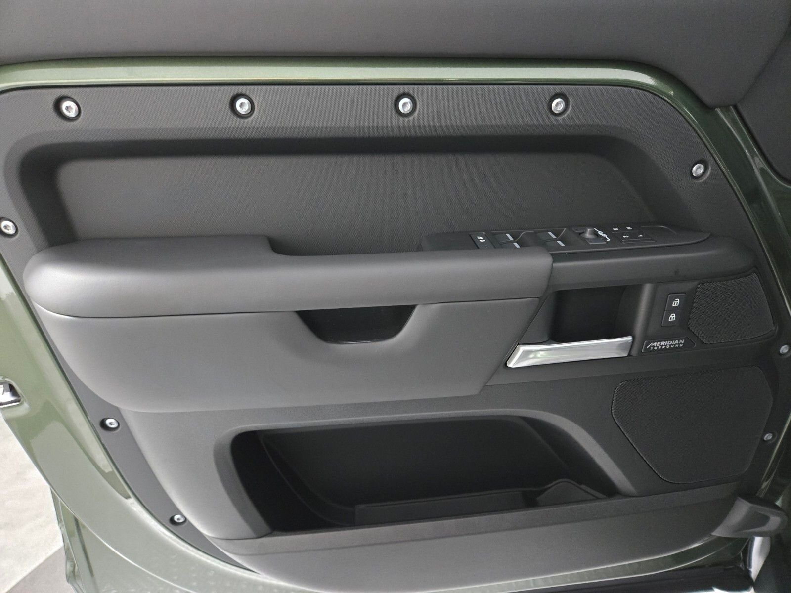 New 2026 Woolstone Green Land Rover X-Dynamic SE image 22