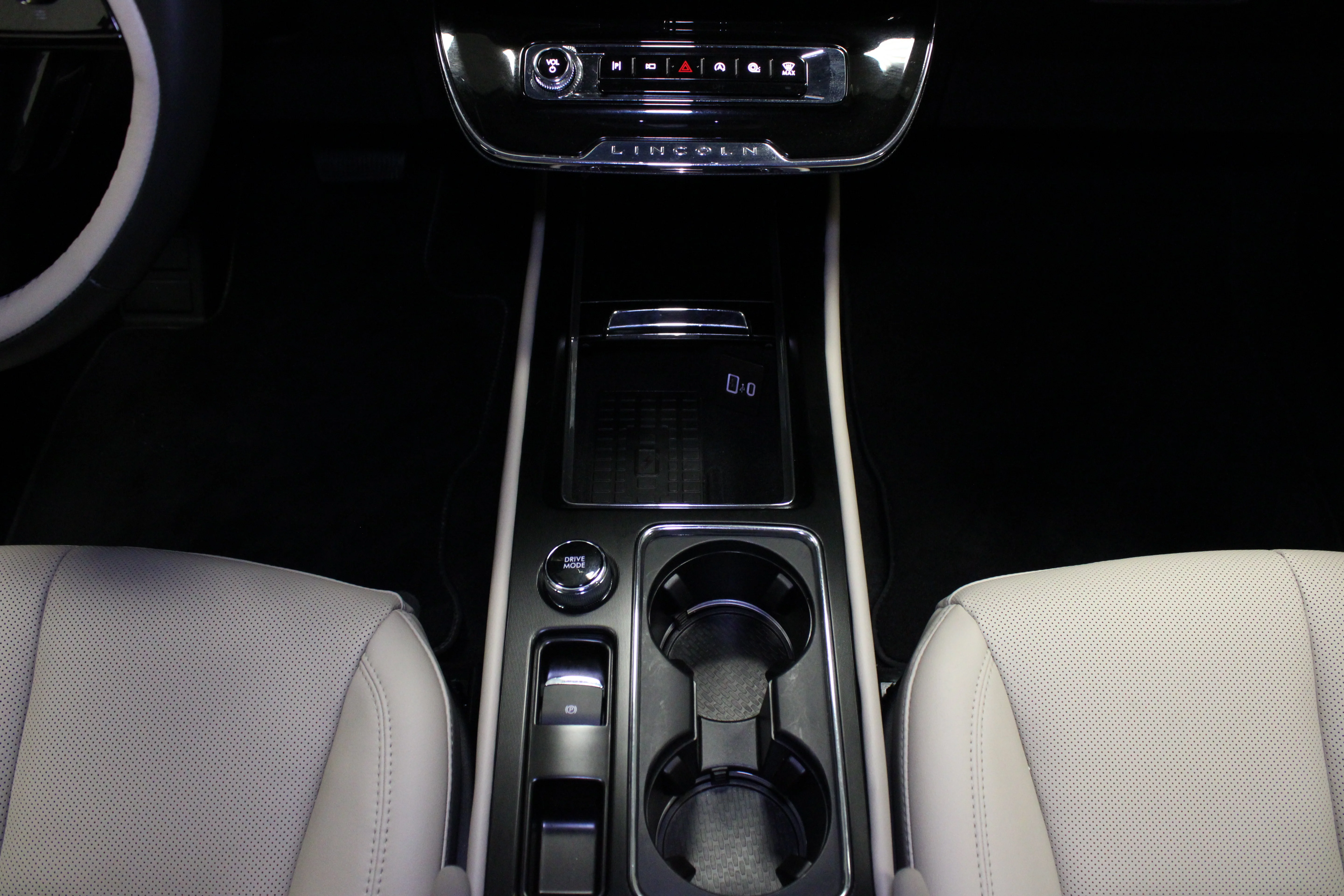 Used 2025 White Metallic Lincoln Premiere image 20
