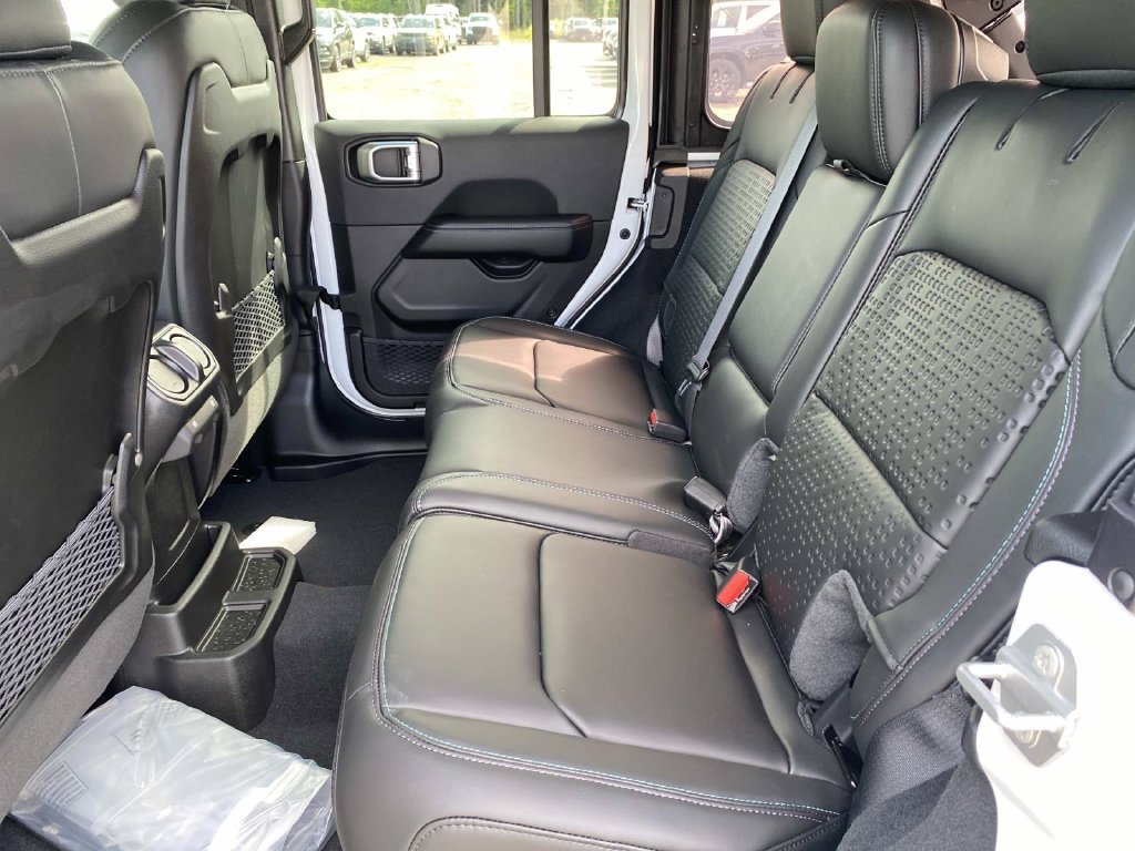 New 2026 Bright White Clear-Coat Exterior Paint Jeep  image 9