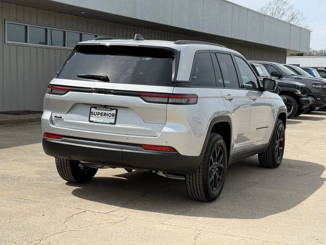 New 2026 Silver Zynith Exterior Paint Jeep Altitude image 3