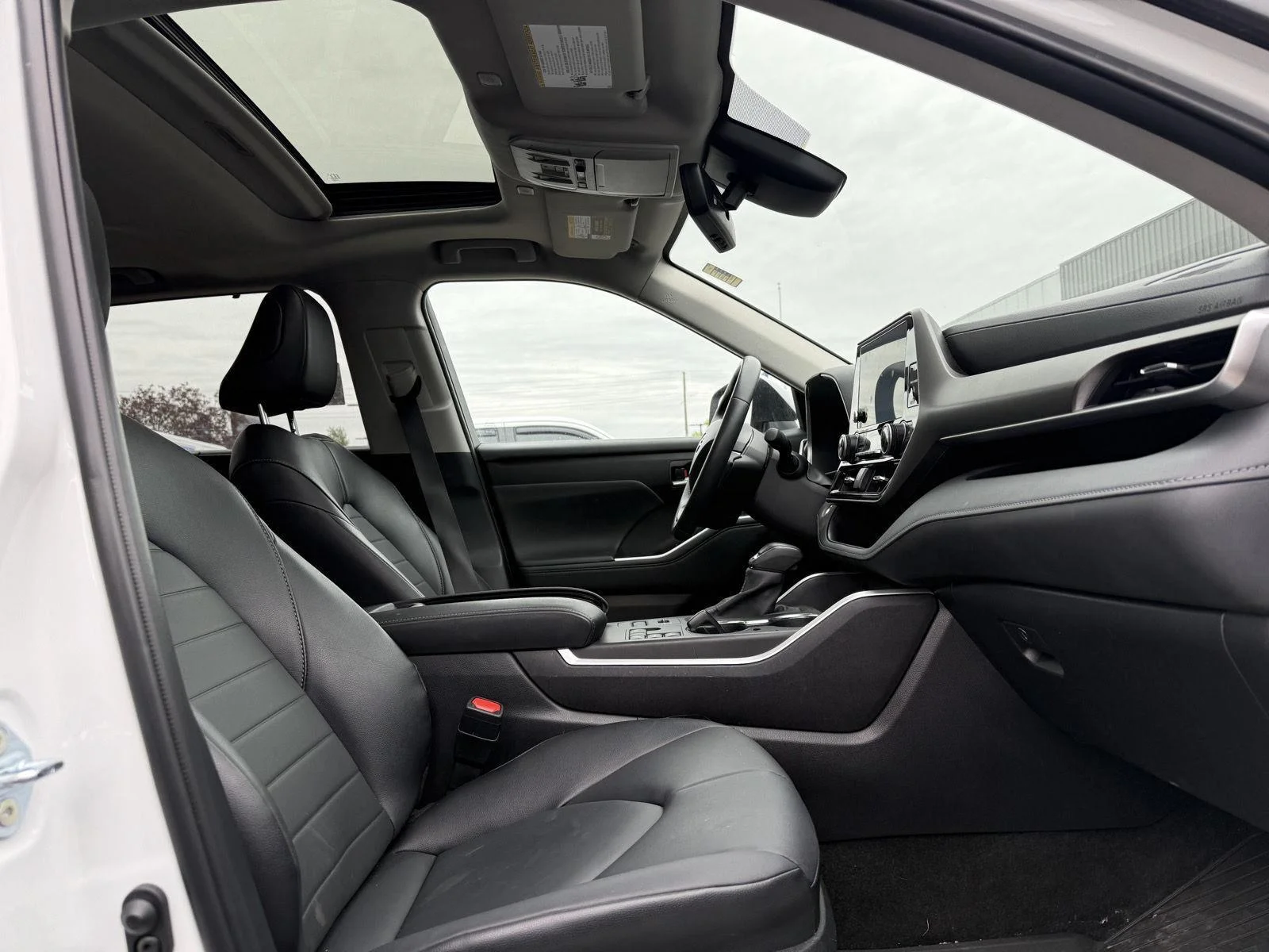Used 2025 Wind Chill Pearl Toyota LE image 12