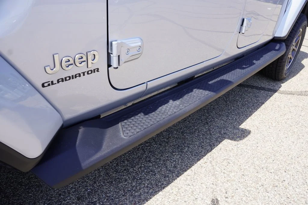 Used 2022 Silver Zynith Clearcoat Jeep Overland image 14