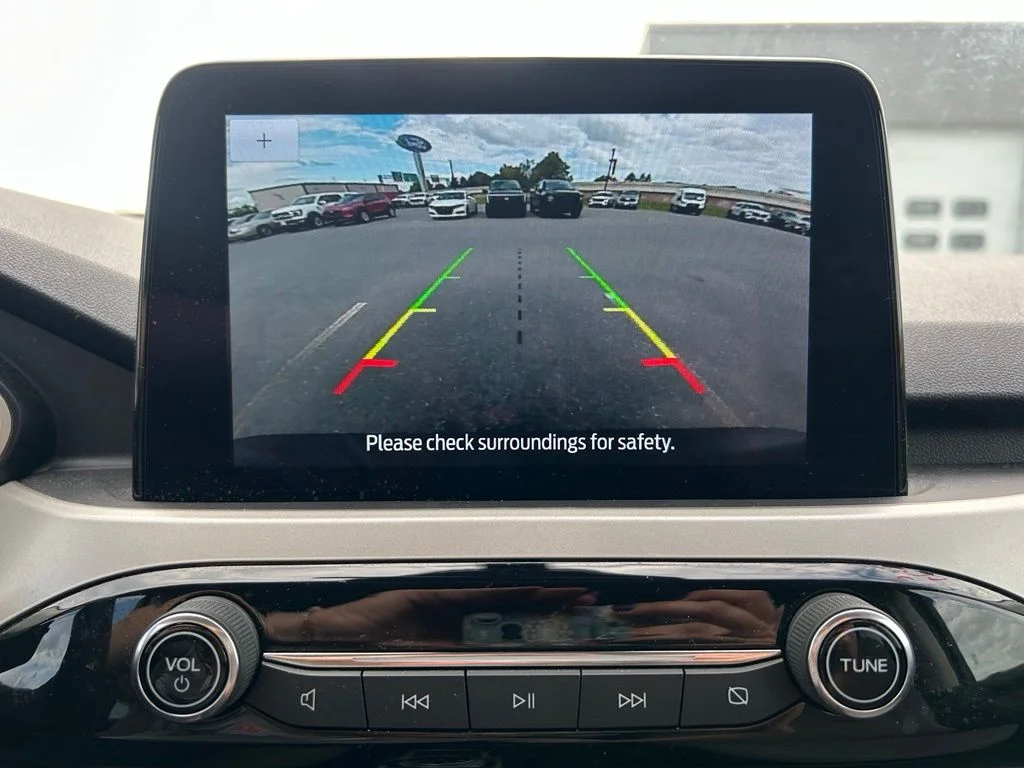 Used 2022 Black Metallic Ford SE image 16