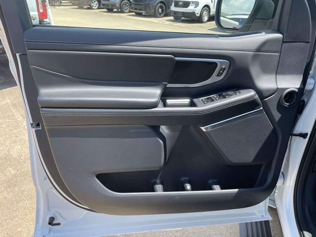 New 2027 Star White Metallic Tri-Coat Ford Platinum image 15