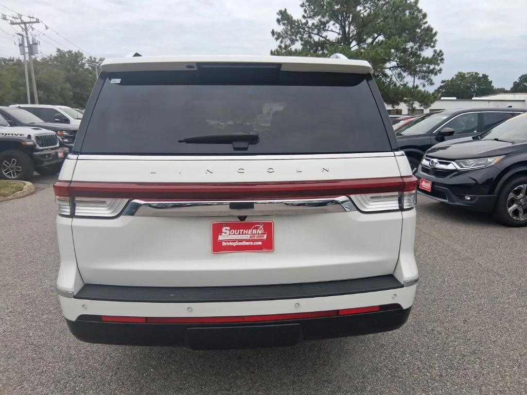 Used 2022 White Lincoln Reserve image 6