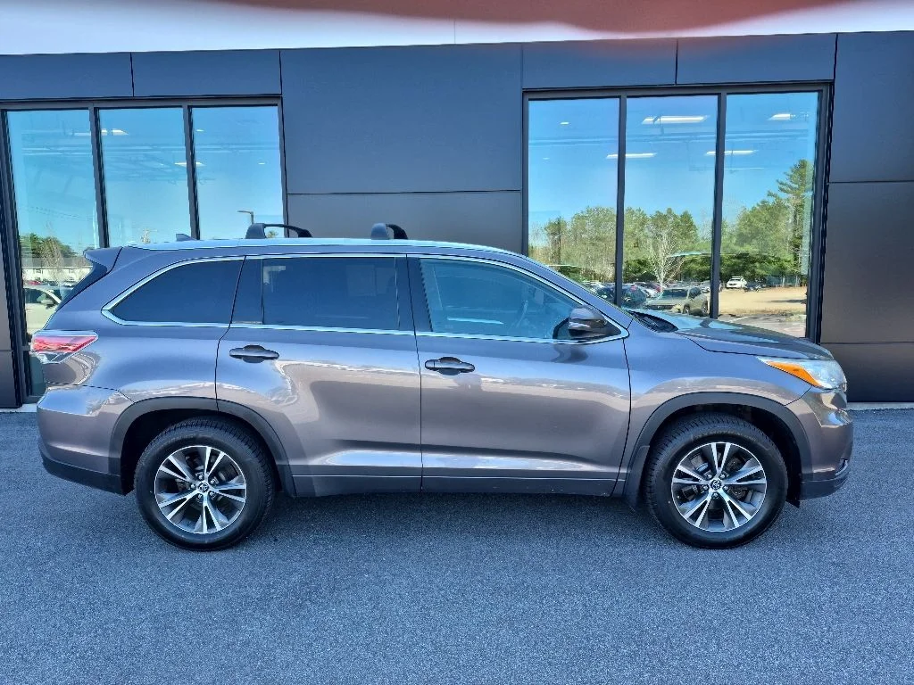 Used 2016 Gray Toyota XLE V6 image 3