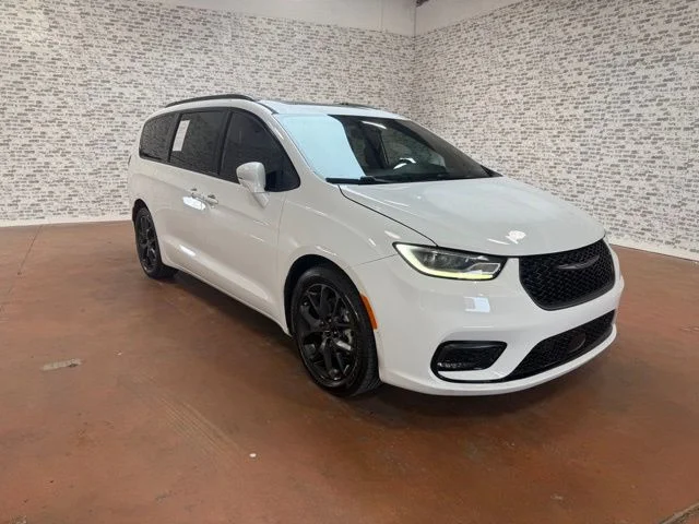 Used 2022 Bright White Clearcoat Chrysler Limited image 1