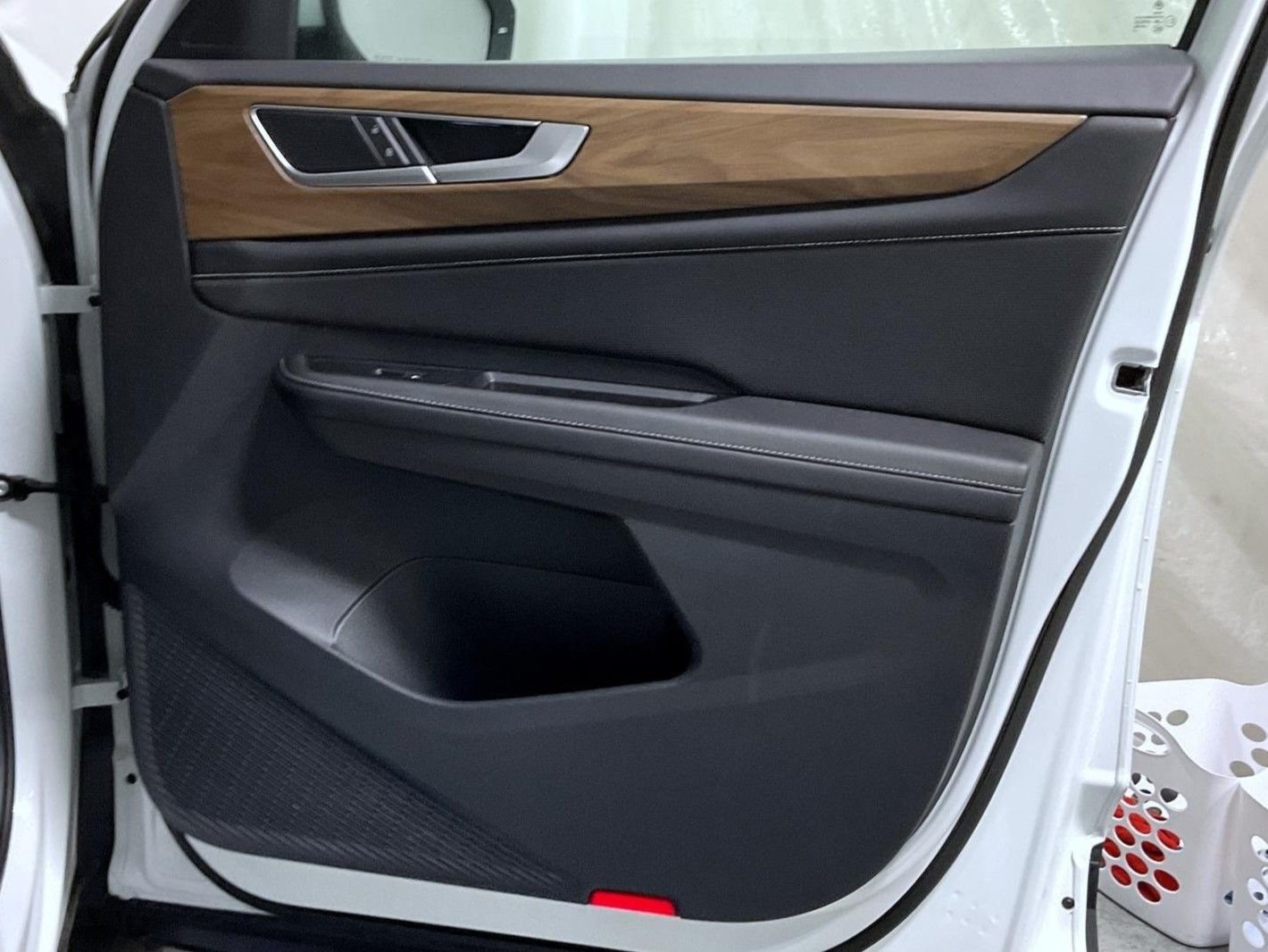 2025 Volkswagen Atlas SE w/Tech - Photo 17