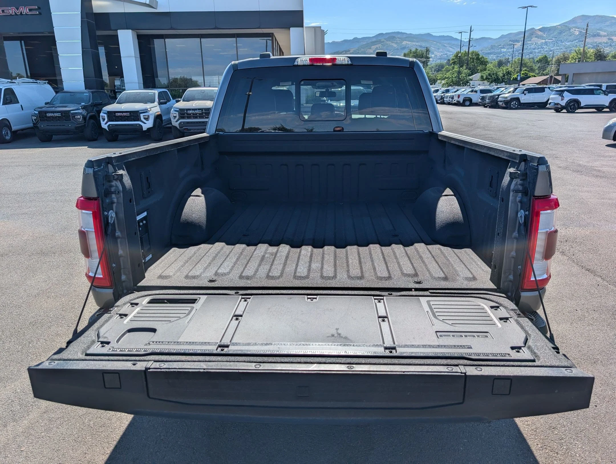 Used 2023 Gray Metallic Ford LARIAT image 32