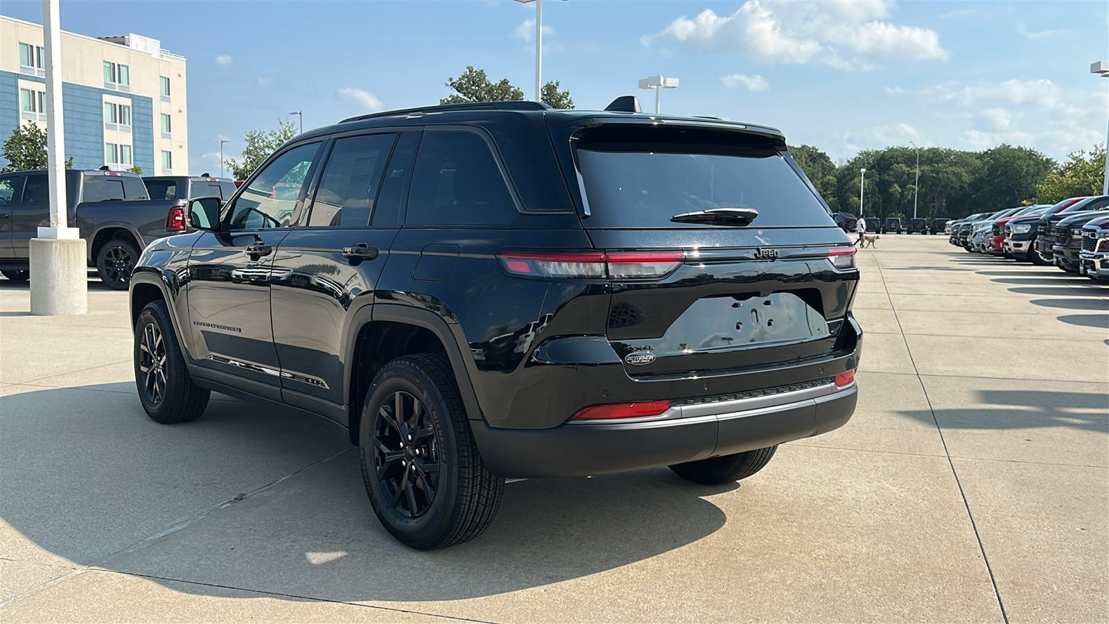 New 2026 Diamond Black Crystal Pearl-Coat Exterior Paint Jeep Altitude image 6