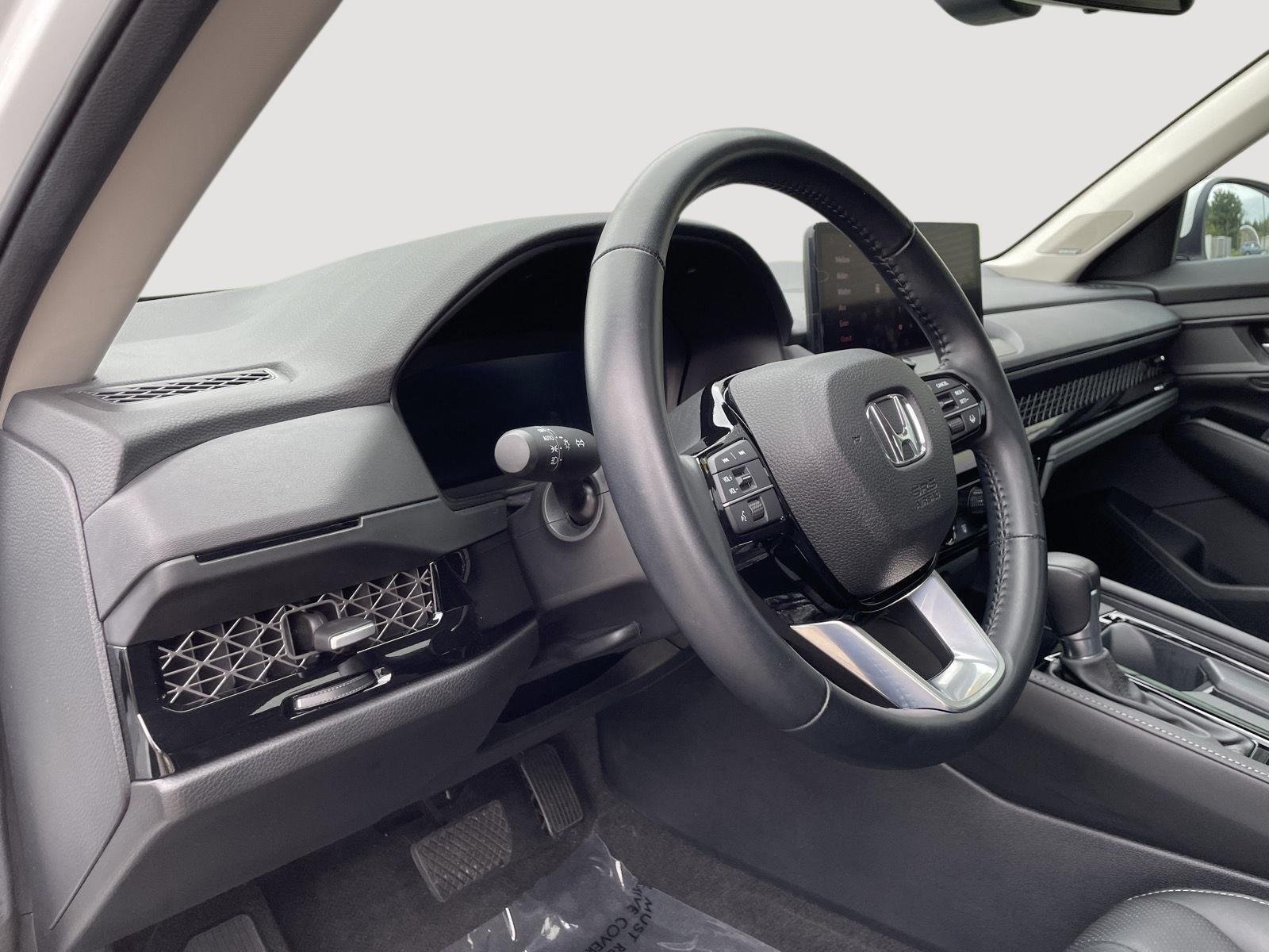 Used 2023 Platinum White Pearl Honda Touring image 25
