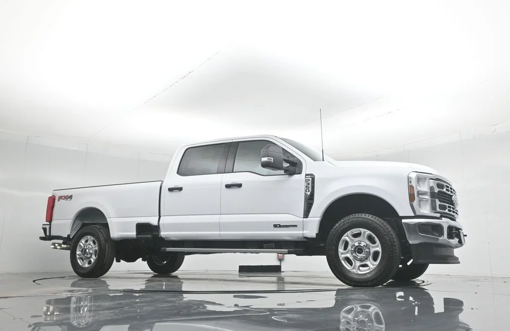 New 2026 Oxford White Ford XLT image 3