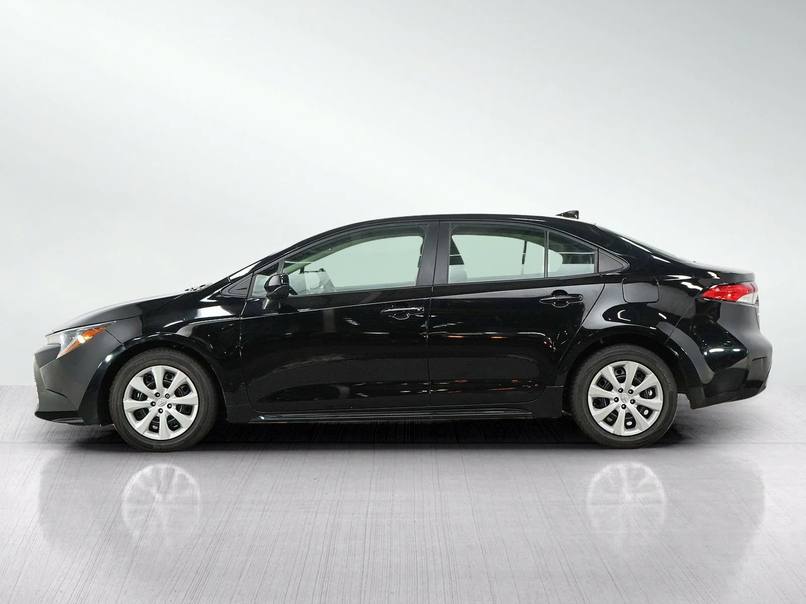Used 2024 Toyota Corolla LE with VIN 5YFB4MDE1RP147618 for sale in Burnsville, Minnesota