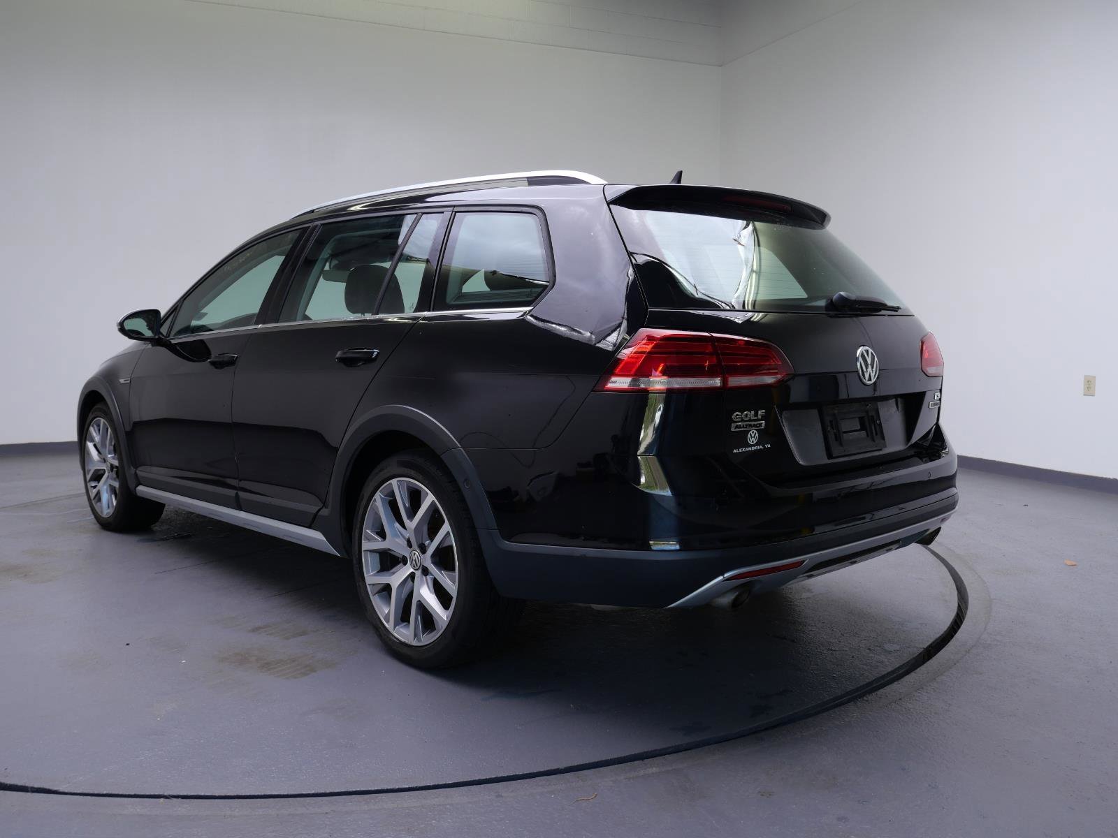 Used 2018  Volkswagen S image 7