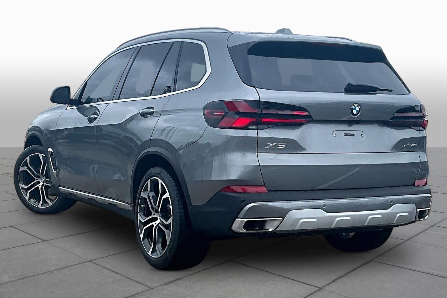 Used 2026 Skyscraper Grey Metallic BMW xDrive40i image 11