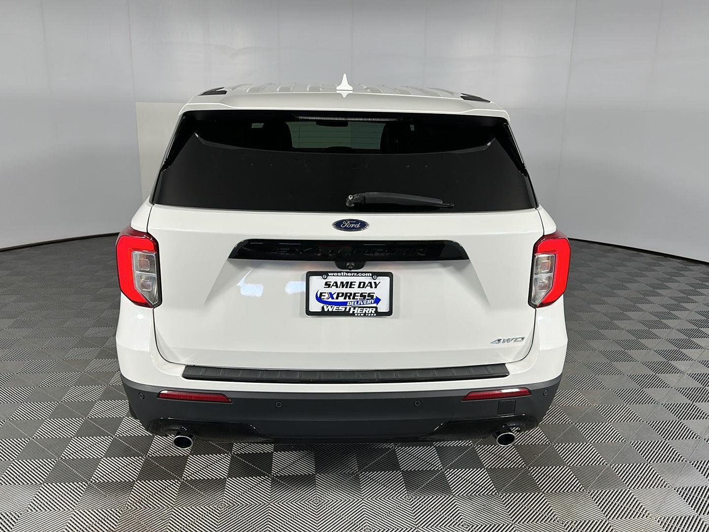 Used 2022 Star White Metallic Tri-Coat Ford ST-Line image 10