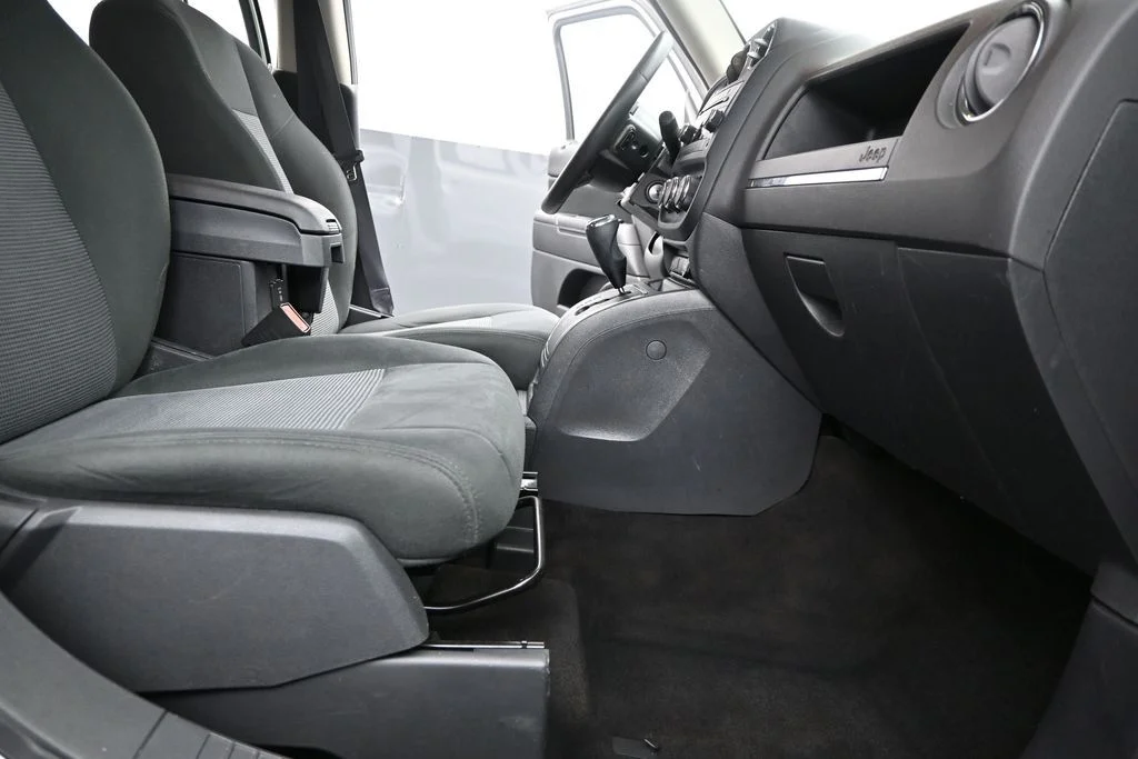 Used 2015 Bright White Clearcoat Jeep Latitude image 18