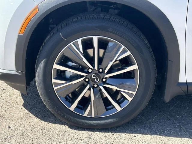 New 2027 RADIANT WHITE INFINITI Luxe FWD image 10