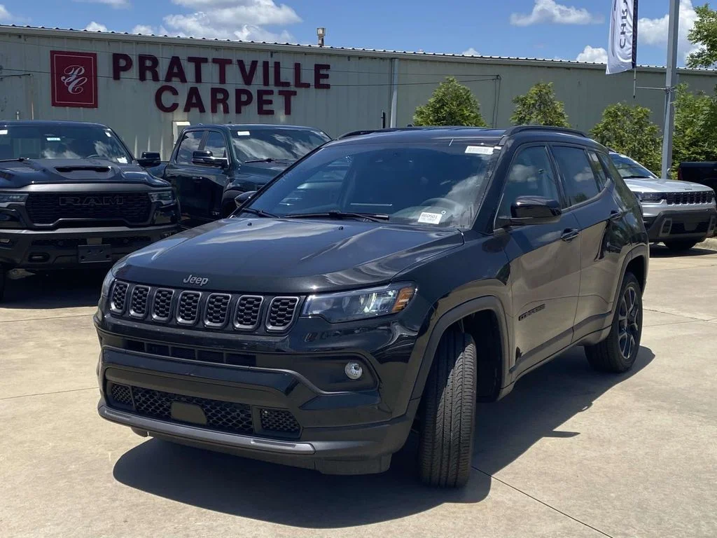New 2026 Diamond Black Crystal Pearlcoat Jeep Latitude Altitude image 34