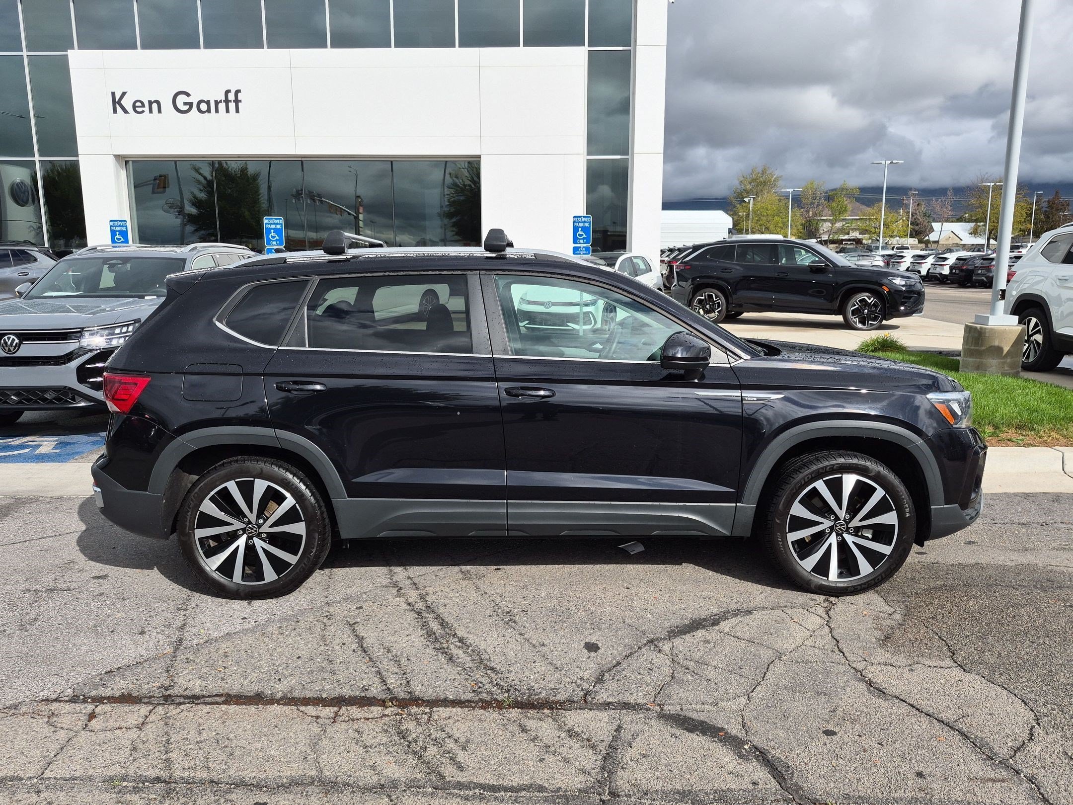 Used 2022 Deep Black Volkswagen SE image 2