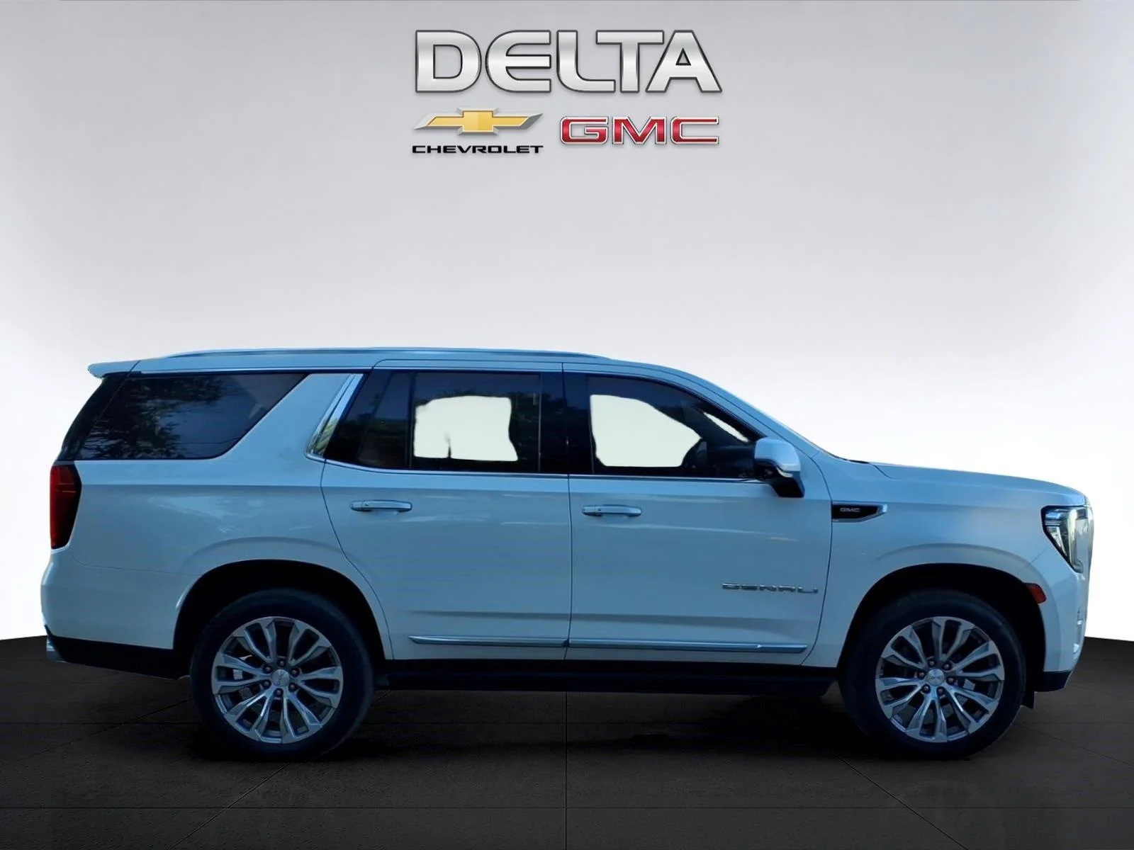 Used 2021 WHITE FROST TRICOAT GMC Denali image 6