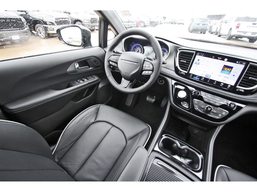 New 2027 Diamond Black Crystal Pearl-Coat Exterior Paint Chrysler Limited image 7