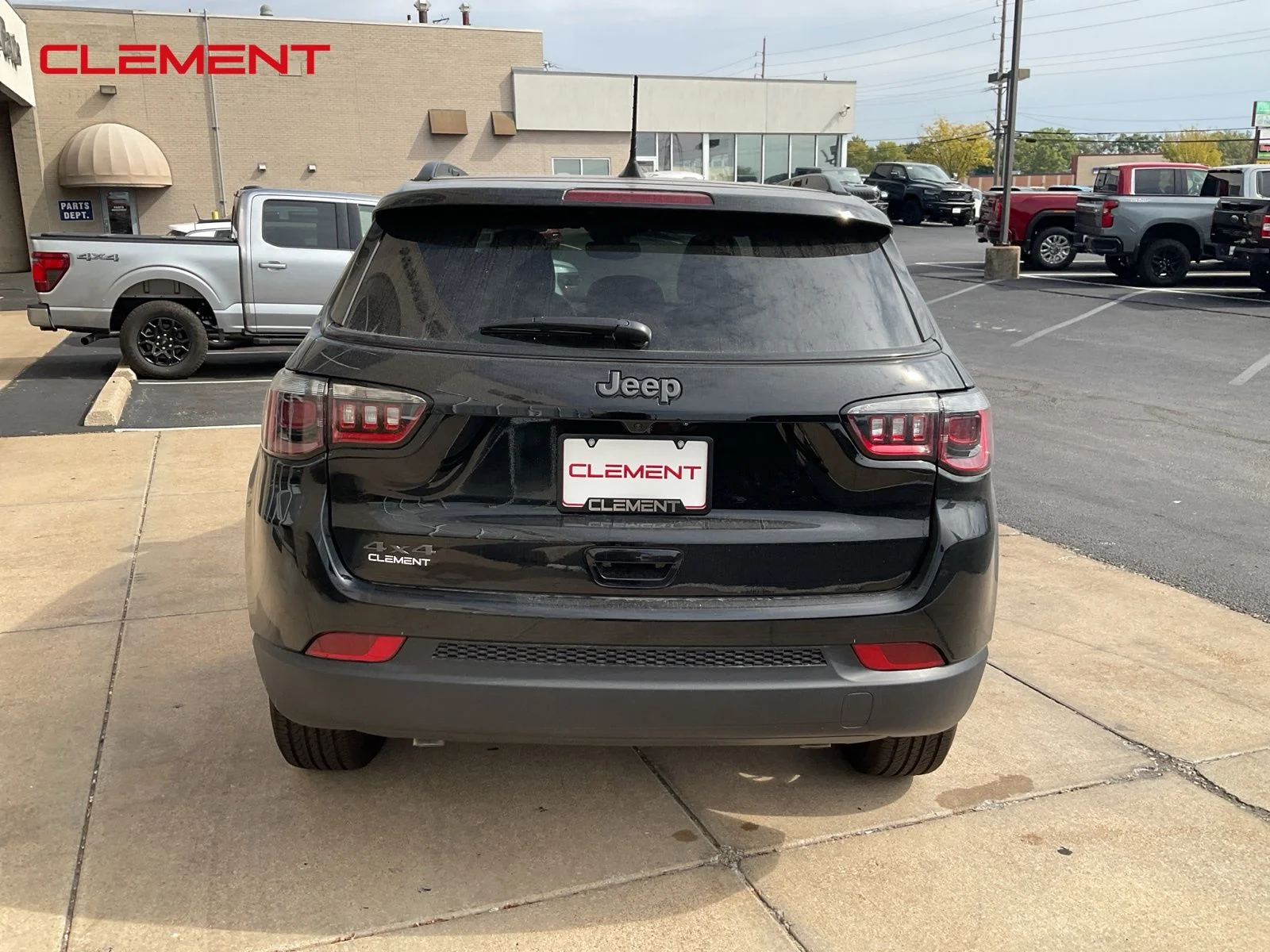 New 2026 Diamond Black Crystal Pearlcoat Jeep Latitude image 5
