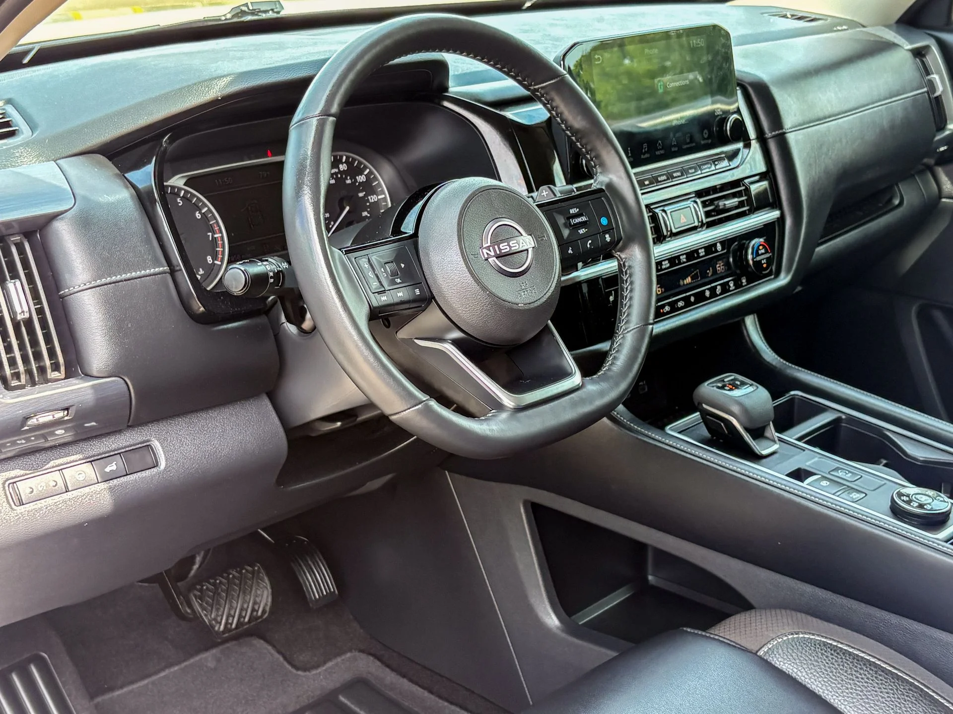 Used 2023 White Nissan SL image 4