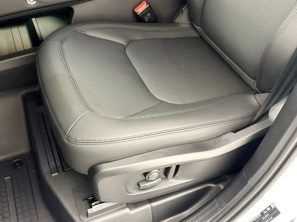 New 2026 Fuji White Land Rover X-Dynamic SE image 20