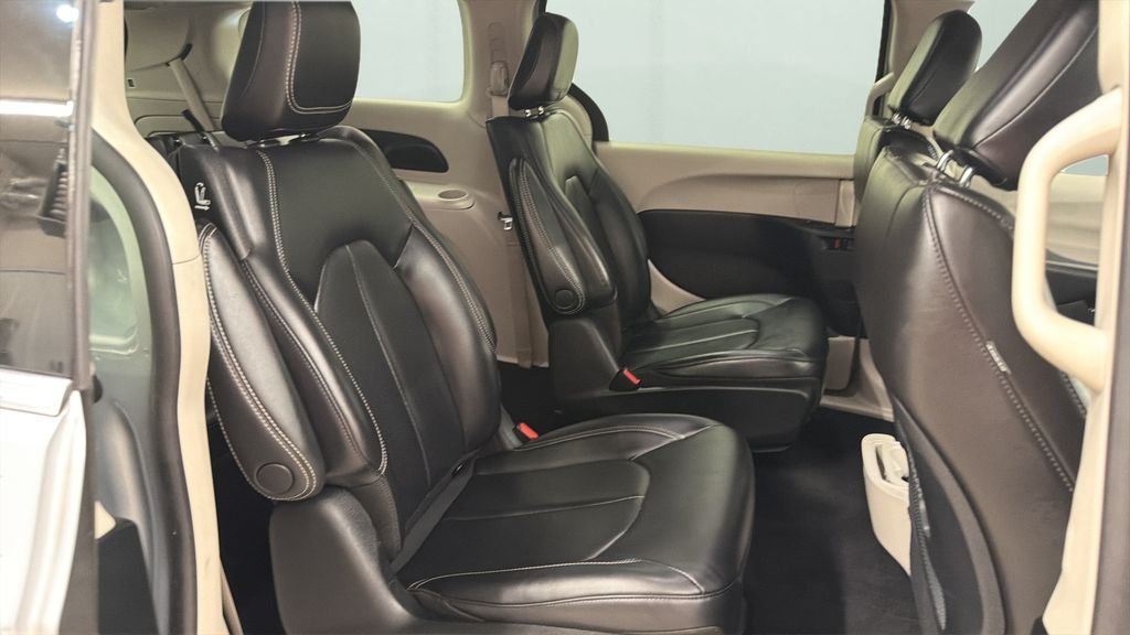 Used 2023 Silver Chrysler Touring L image 14