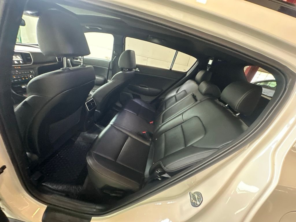 Used 2022 White Kia Nightfall image 23
