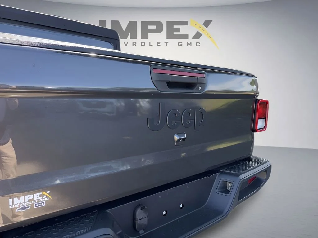 Used 2020  Jeep Sport image 31