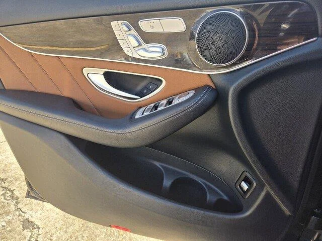 Used 2022 Graphite Grey Metallic Mercedes-Benz GLC 300 image 23