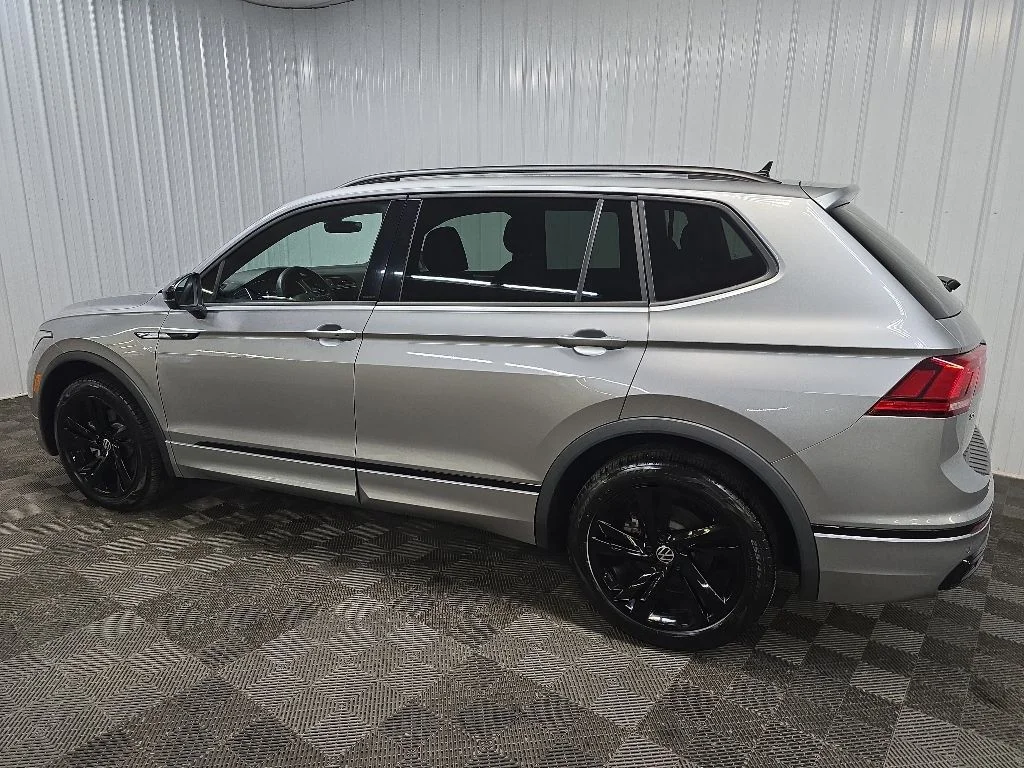 Used 2023 Silver Volkswagen 2.0T SE R-Line Black image 4