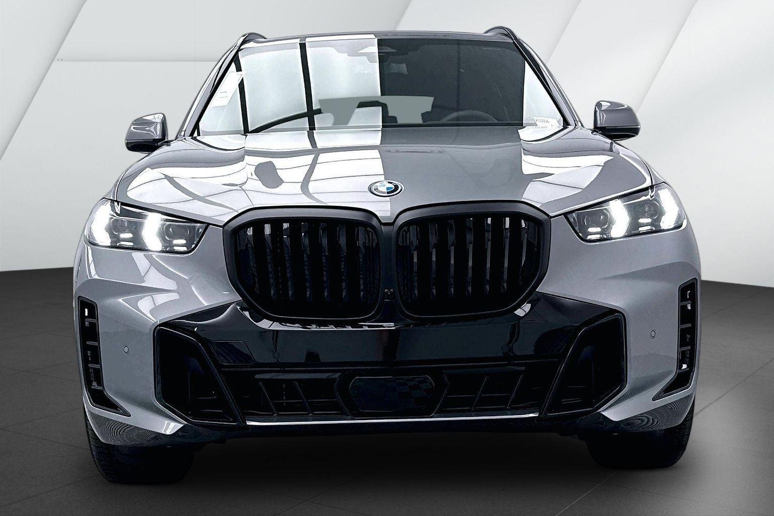 New 2026 Skyscraper Grey Metallic BMW xDrive50e image 2