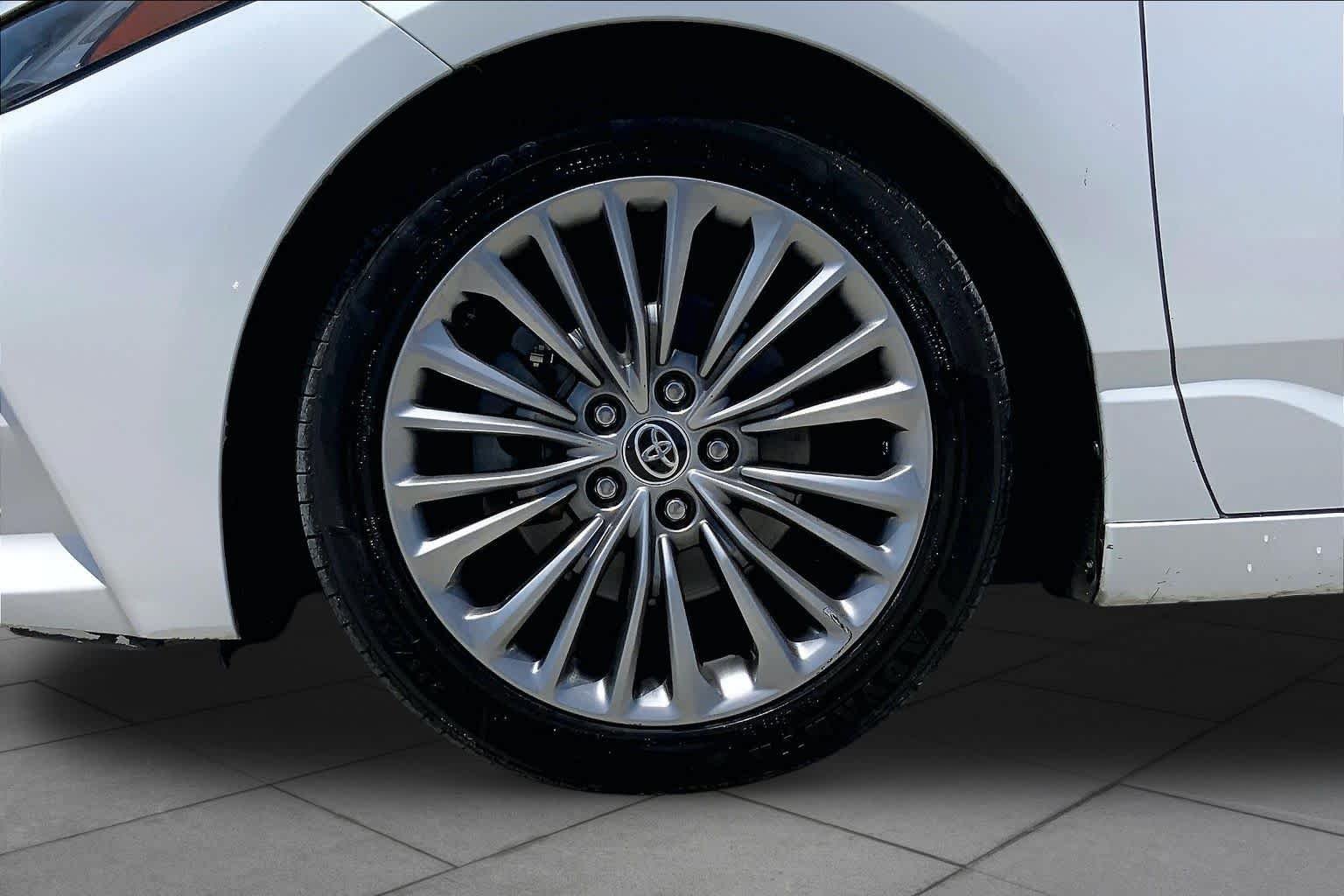 Used 2022 Wind Chill Pearl Toyota Limited image 11