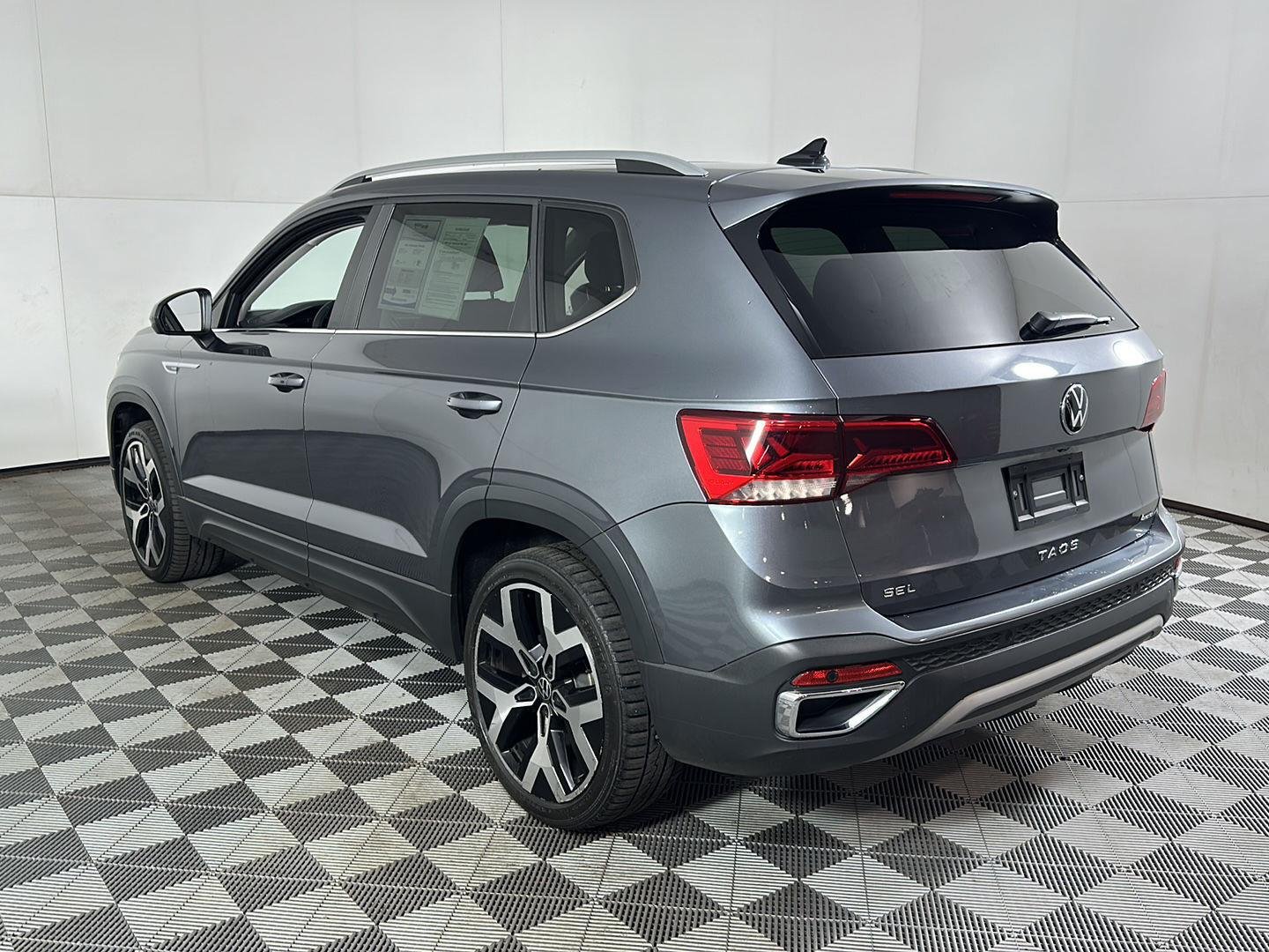 Used 2022 Platinum Gray Metallic Volkswagen SEL image 18